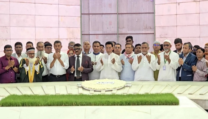 জিয়াউর রহমান ও খালেদা জিয়ার কবরে হুইপদের শ্রদ্ধা